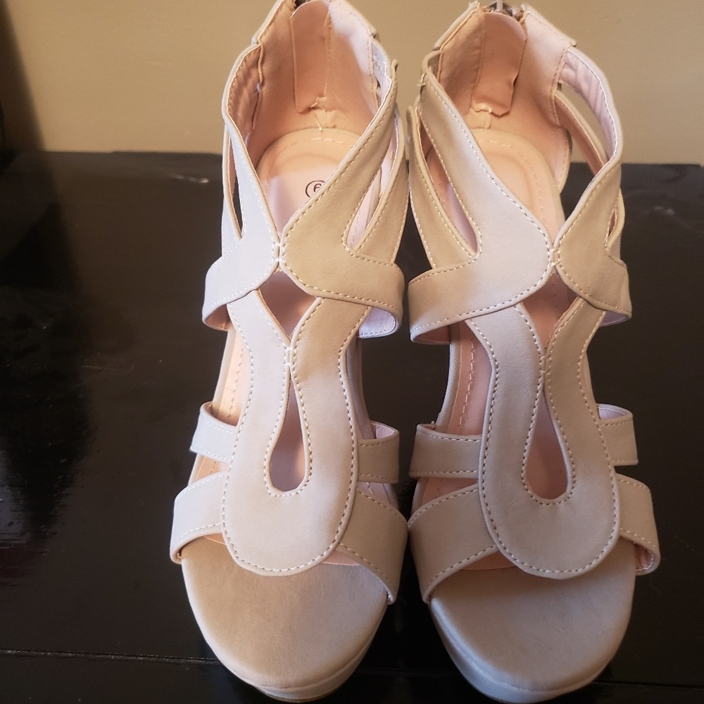 Womens Wedge Sandal- Beige Size 6